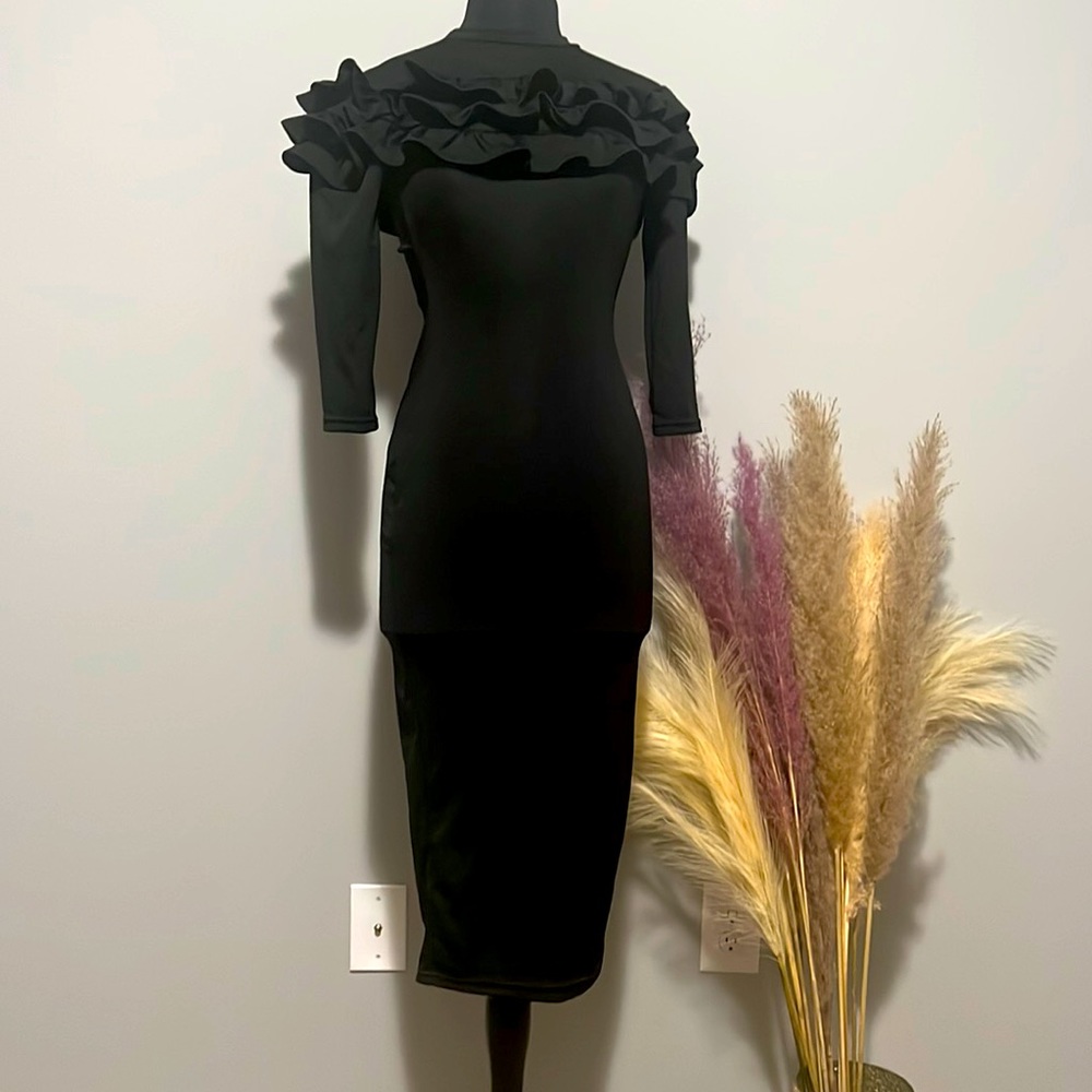Black tight-fitting midi dress.